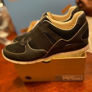 UGG Annetta Slip-On Sneaker Women Trainers Athletic Fashion Shoes Black Size 10